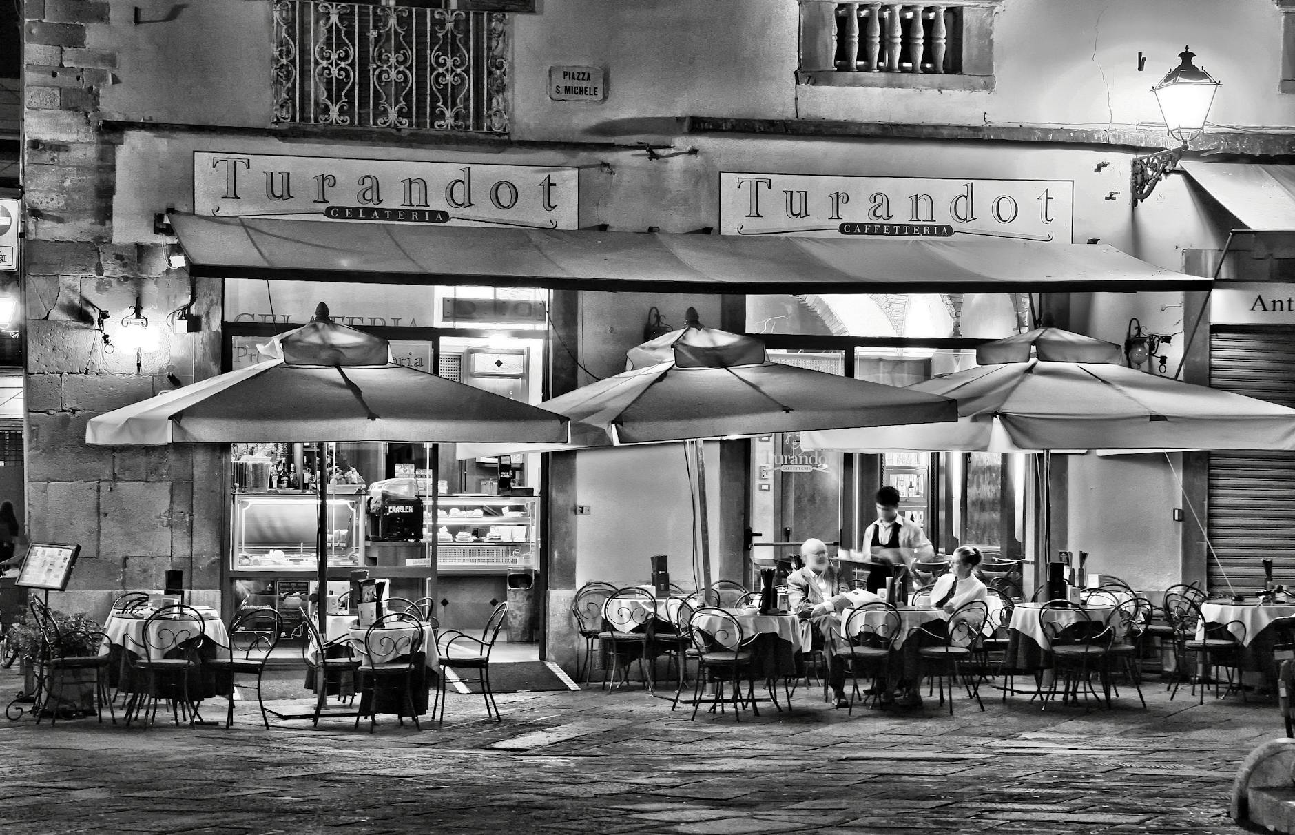 Outdoor restaurant dining at a piazza in Florence Italy